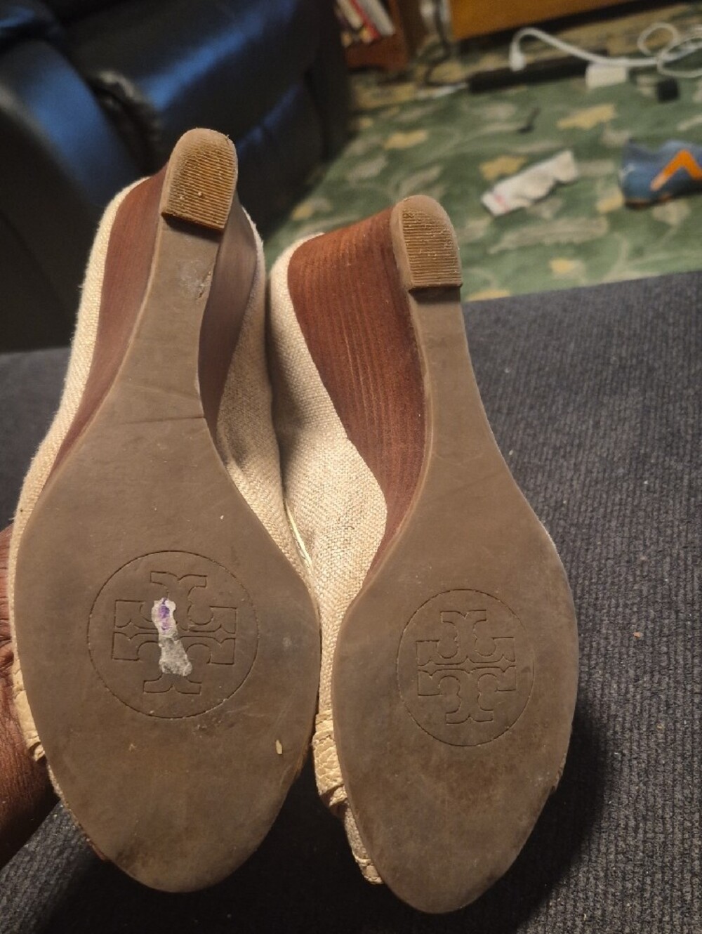 Tory Burch Cream Peep-Toe Kitten Heel Pumps with Gold Logo - Picture 5 of 9